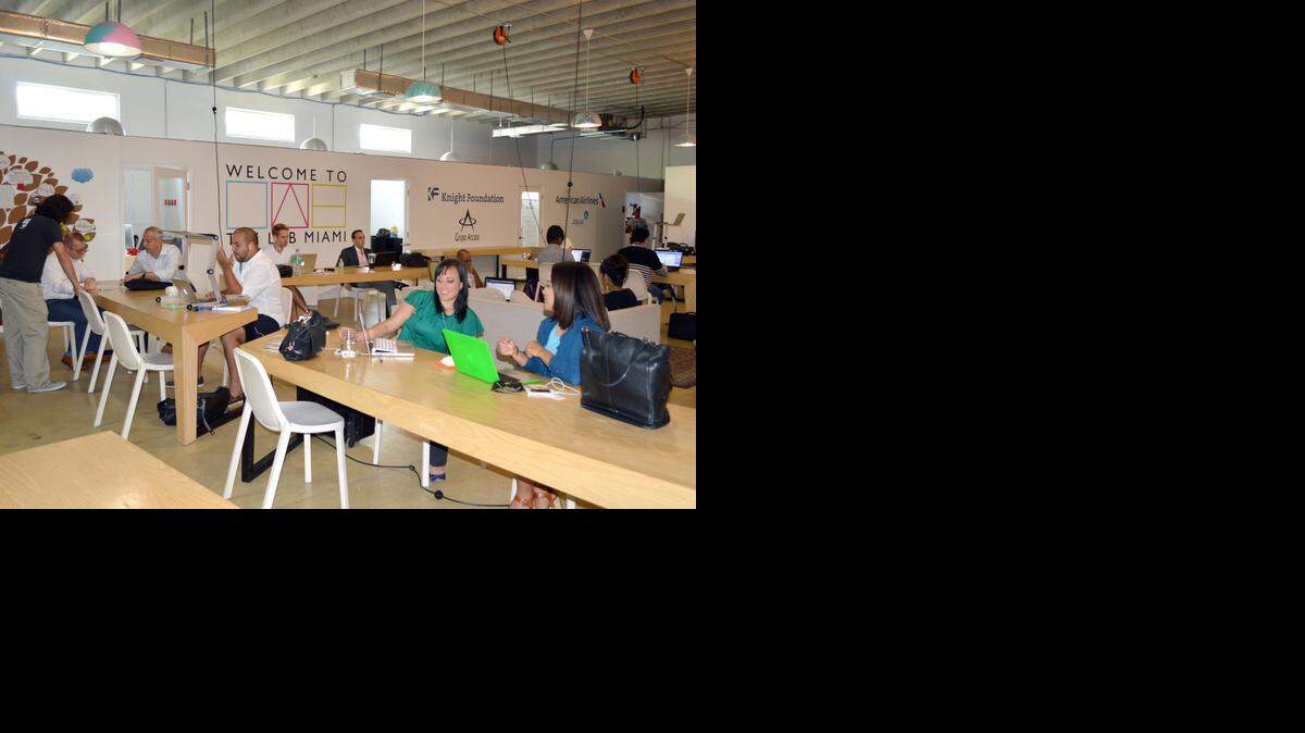 
Emprendedores locales se reúnen en The Lab Miami para compartir ideas de tecnología. 
