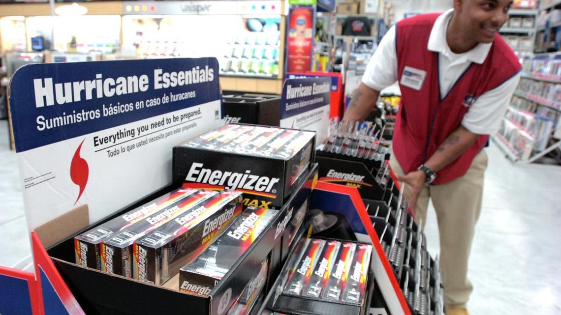 Para aquellos que necesitan abastecerse de suministros para desastres naturales como un generador, baterías o lonas, esta semana sin impuestos a la venta es buena oportunidad para prepararse.