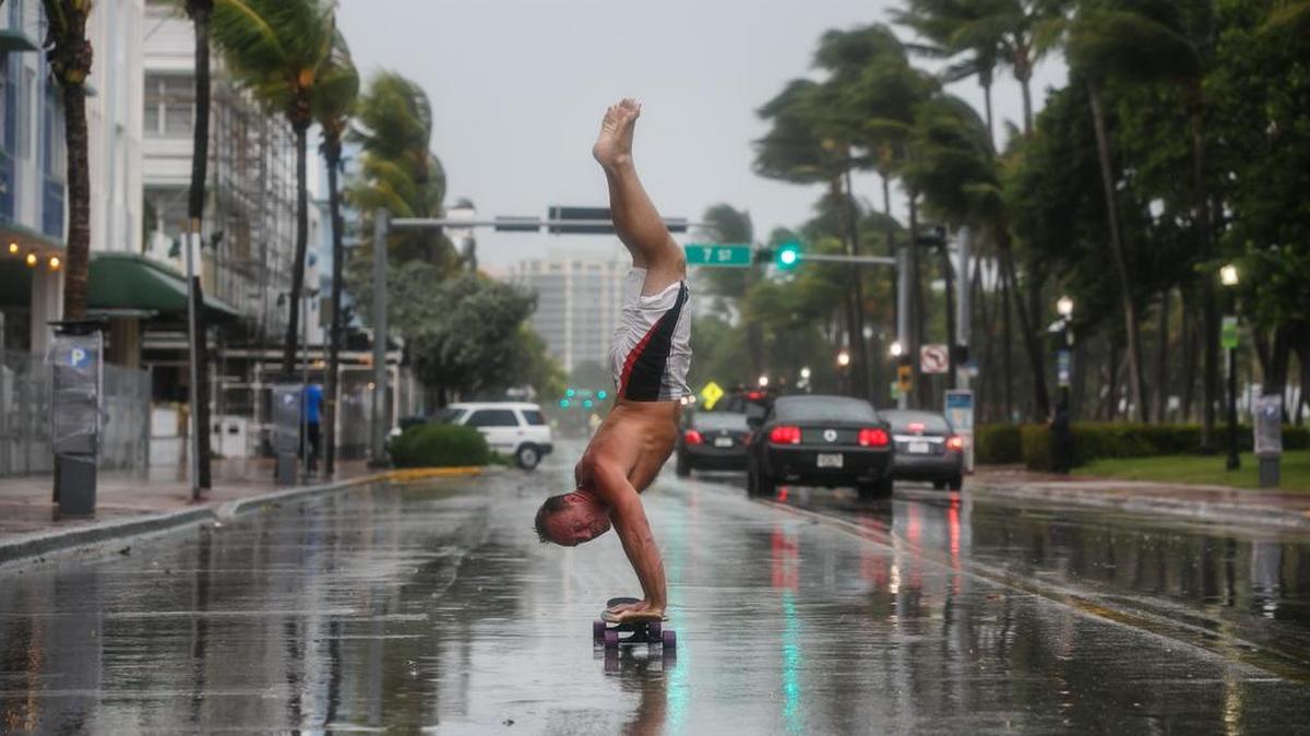 Adam Todd hace una pirueta mientras patinaba por Ocean Drive en Miami Beach el sábado, 9 de septiembre de 2017, mientras el huracán Irma se acercaba.