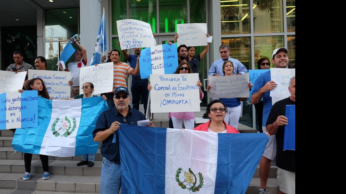 
La comunidad guatemalteca se concentra a las afueras de su consulado en la avenida Brickell para protestar contra la corrupción y pedir la renuncia del presidente Otto Pérez Molina. 

