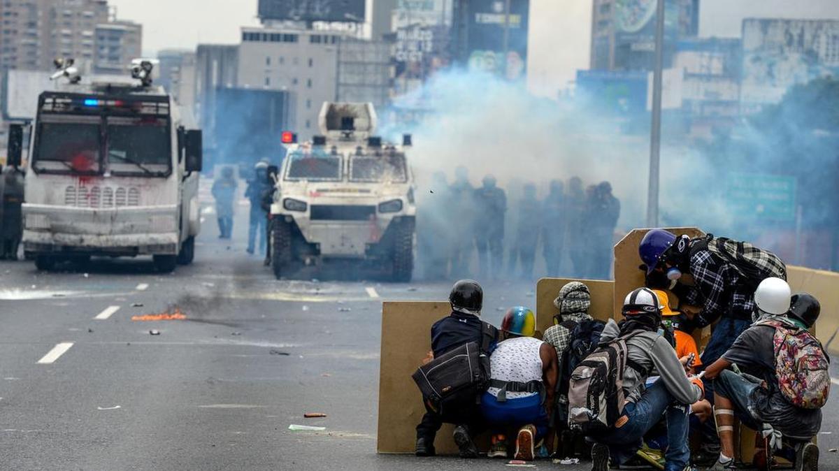 Manifestantes y agentes de la policía se enfrentan durante una protesta contra el presidente Nicolás Maduro, en Caracas el 8 de mayo de 2017.