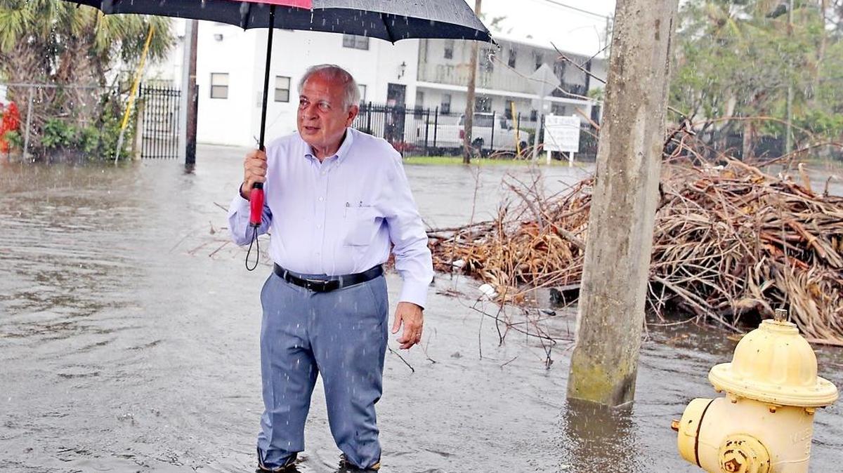 Tomás Regalado, alcalde de Miami, recorre zonas inundadas durante una marea particularmente alta en la ciudad hace unos días.