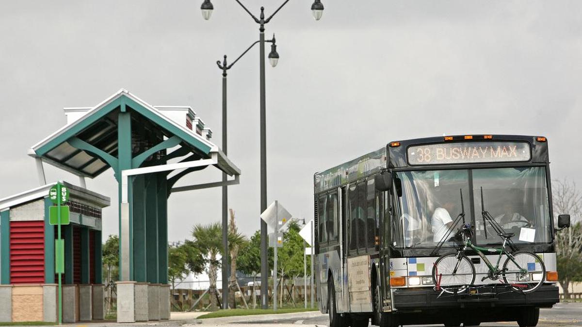 
Un autobus del Departamento del Transporte Público de Miami-Dade (MDT) recorre la ruta de Dadeland a Florida City sobre la carretera exclusiva para autobuses conocida como South Miami-Dade Busway —uno de los proyectos que quiere moderizar un ejecutivo de la Cámara de Comercio del Gran Miami.
