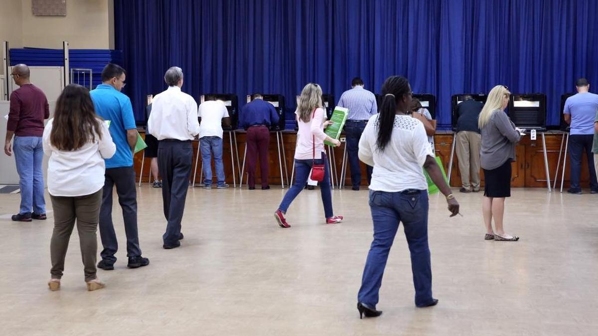 Residentes de Miami Shores votan el martes en el centro comunitario C. Lawton McCall, durante las elecciones generales.