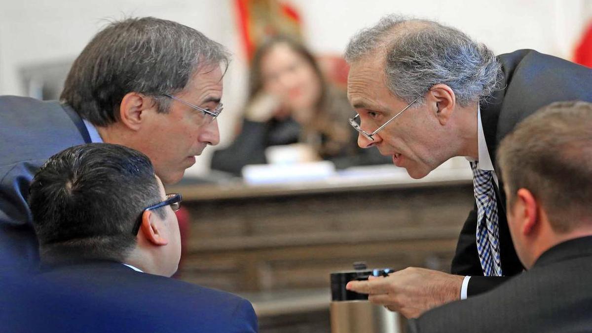 
El fundador de América Tevé, Omar Romay (der), conversa con su abogado Ben Kuehne durante una audiencia el 29 de septiembre en la corte civil en el downtown de Miami.

