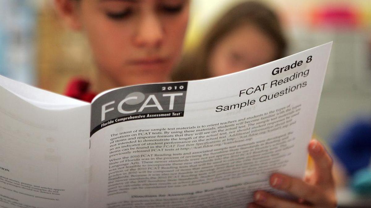 Alumnos del octavo grado preparándose para comenzar uno de los cuatro exámenes FCAT que deben tomar en el año.