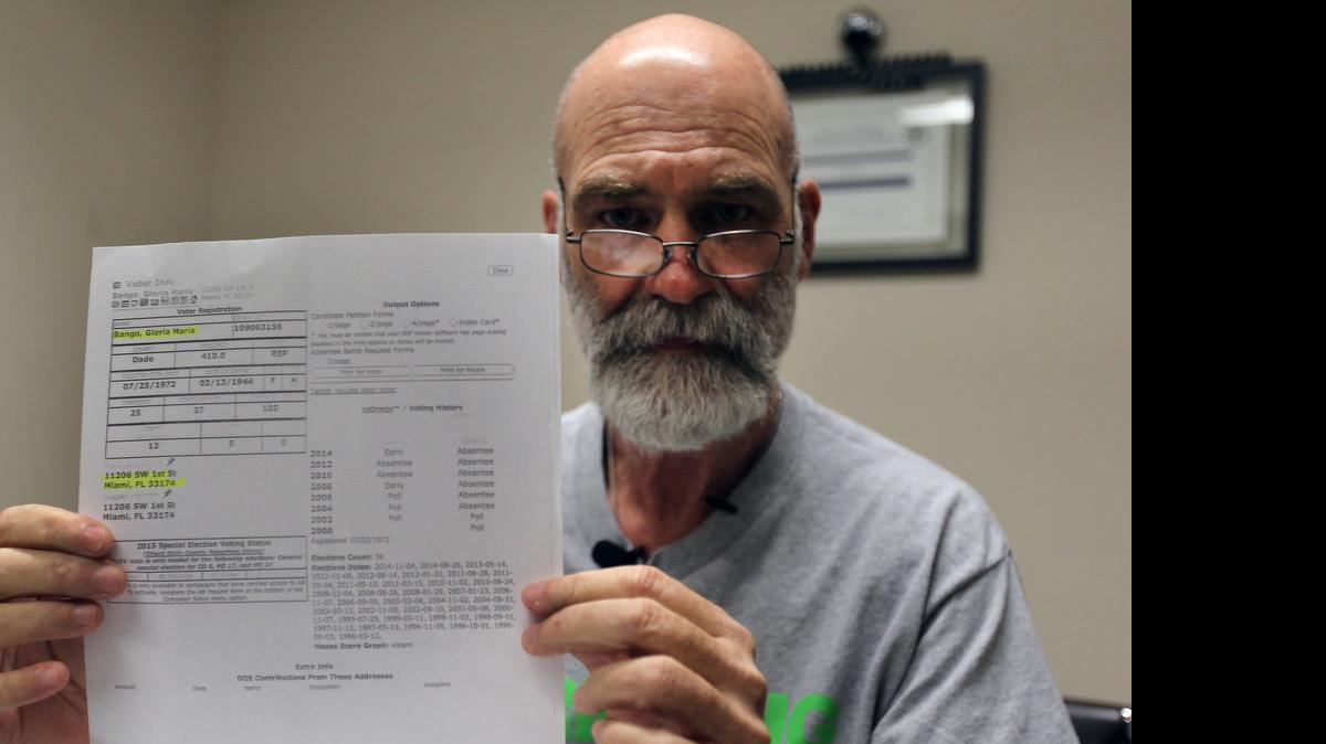 
El investigador privado Joe Carrillo muestra el registro de votante de la ex alcaldesa de Gloria Bango, con una dirección en Sweetwater a pesar de que vive en Kendall desde el 2010.
