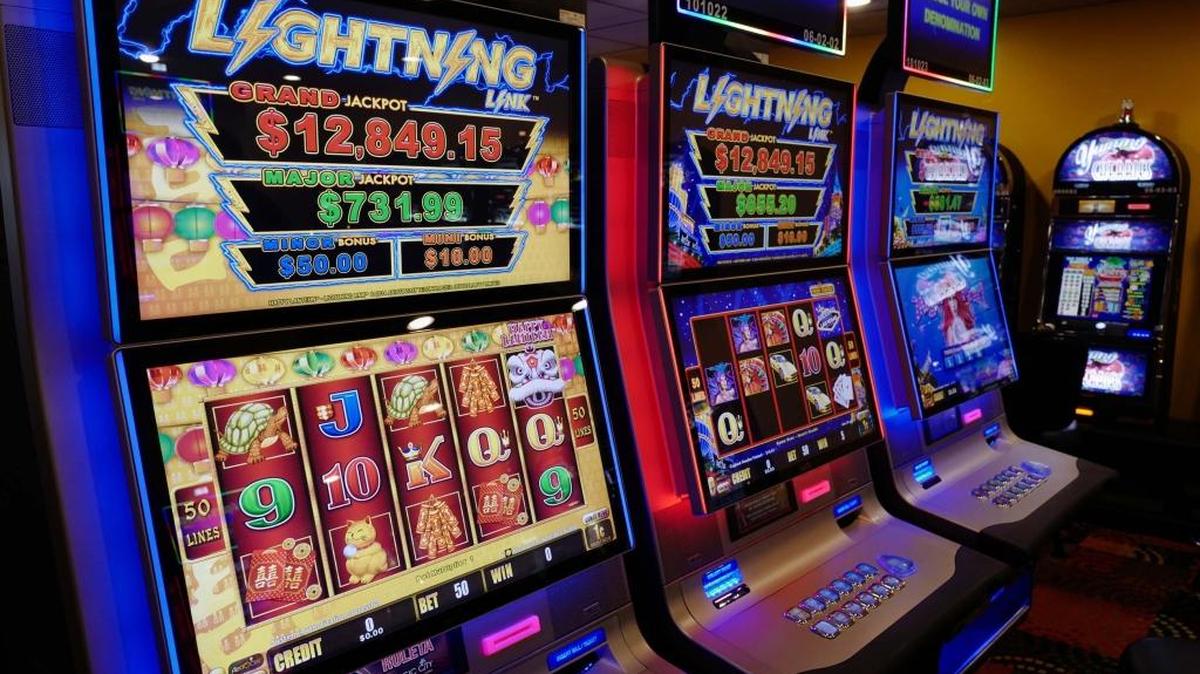 Máquinas tragamonedas marca Aristocrat en el Magic City Casino de Miami.