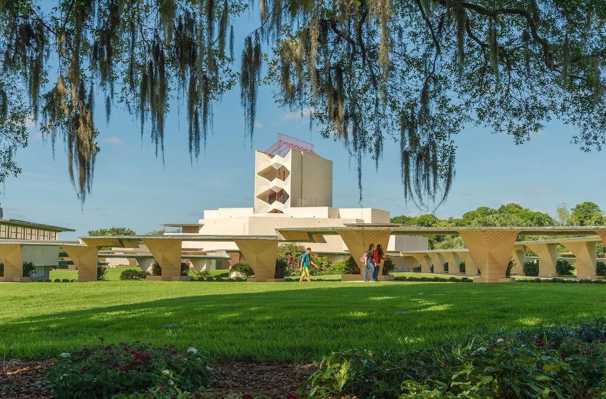 Estudiantes caminan por el campus de Florida Southern College.