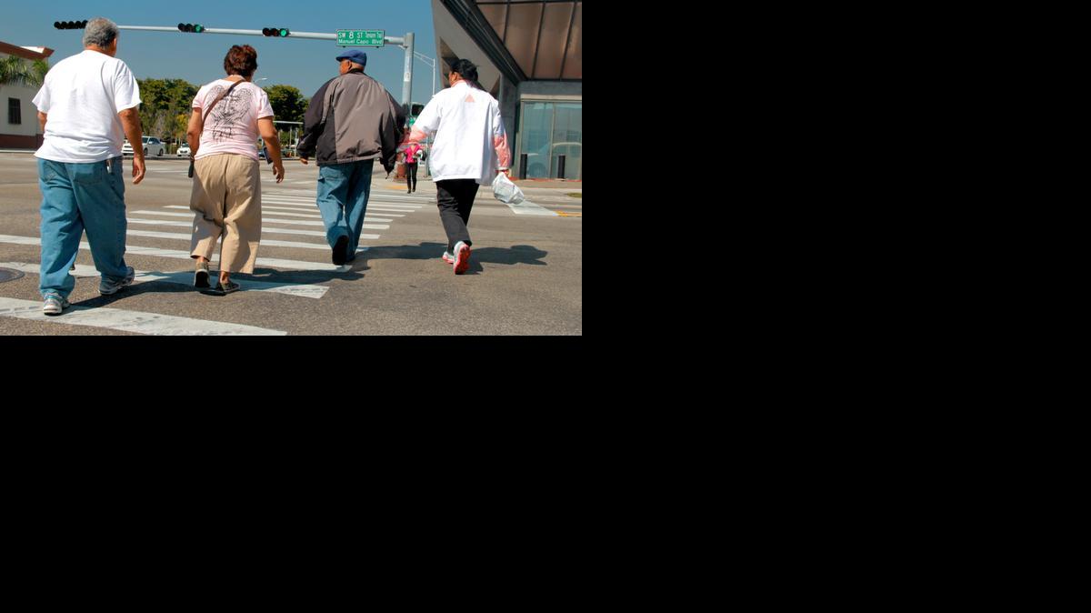 
Varias personas de avanzada edad cruzan la Calle Ocho en La Pequeña Habana. El sur de la Florida es la cuarta área metropolitana más peligrosa para los peatones en toda la nación, con casi el triple del promedio nacional de accidentes.



