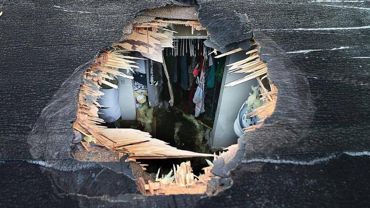 Un bote salvavidas inflable cayó desde un helicóptero militar canadiense en una misión de entrenamiento en Miami y golpeó a una mujer que dormía al interior de la casa en donde cayó el objeto.