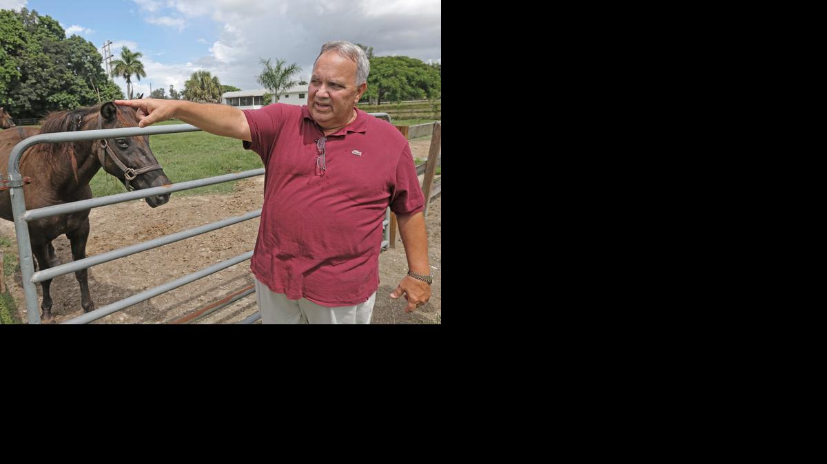 
Miguel Larrieu, sobreviviente del accidente donde falleció su compañero Jorge Arrojas, cuenta la experiencia en las afueras de su casa, en el suroeste de Miami, este jueves.


