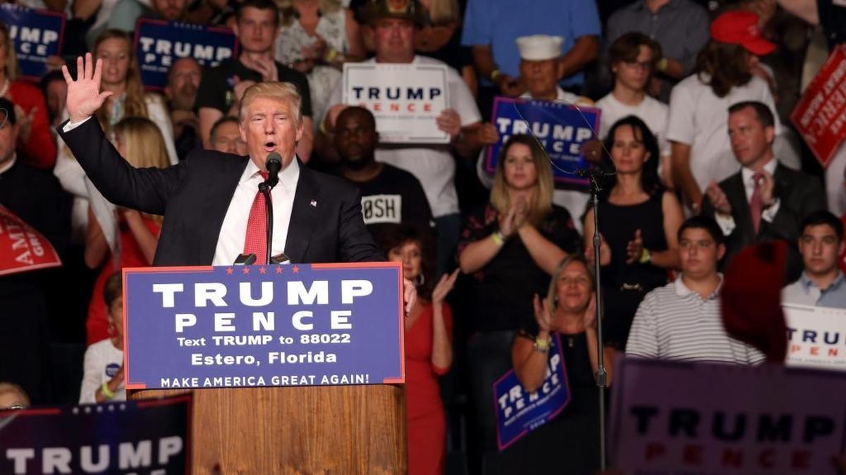 El candidato presidencial republicano, Donald Trump, habla el lunes en Fort Myers. Muchos cubanoestadounidenses han expresado solidaridad con otros latinoamericanos que ven a Trump como a alguien antihispano.