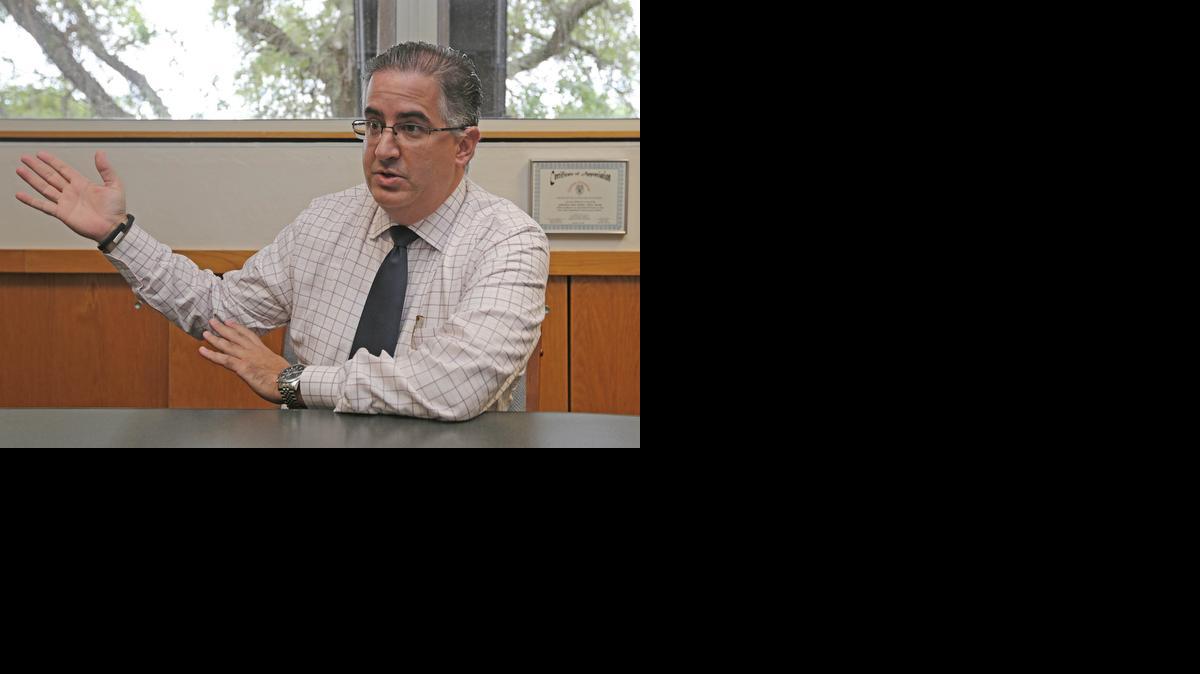 
El mayor Ignacio Alvarez, quien comanda la oficina de la policía condal en Miami Lakes, habla con un reportero de el Nuevo Herald sobre el caso de Sullivan.


