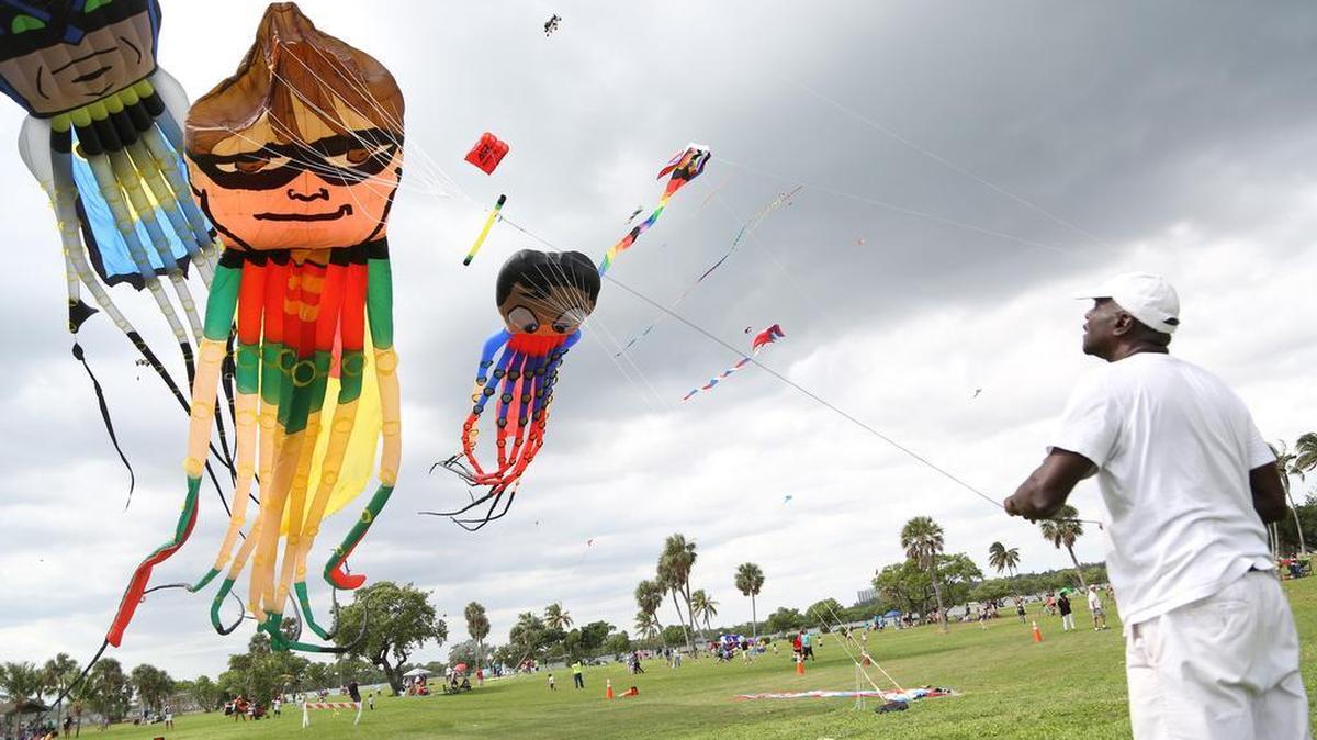
Randy Lowe, alias the Kite Man, vuela parte de su colección de cometas durante el Festival de Cometas en el parque Haulover el domingo.

