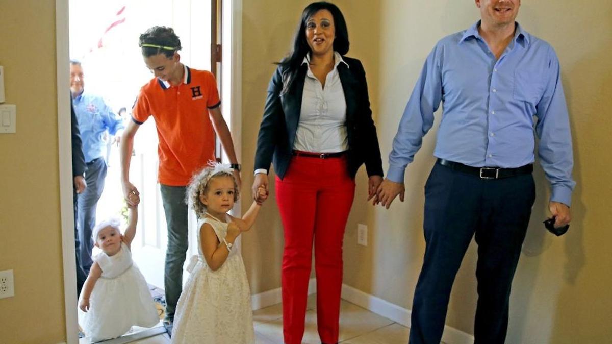 Matthew Trebilcock, especialista del Ejército de Estados Unidos, su esposa Leonor y sus tres hijos, entran a su nueva casa en Homestead el jueves 29 de octubre, entregada gratis por Building Homes for Heroes y Chase Bank.