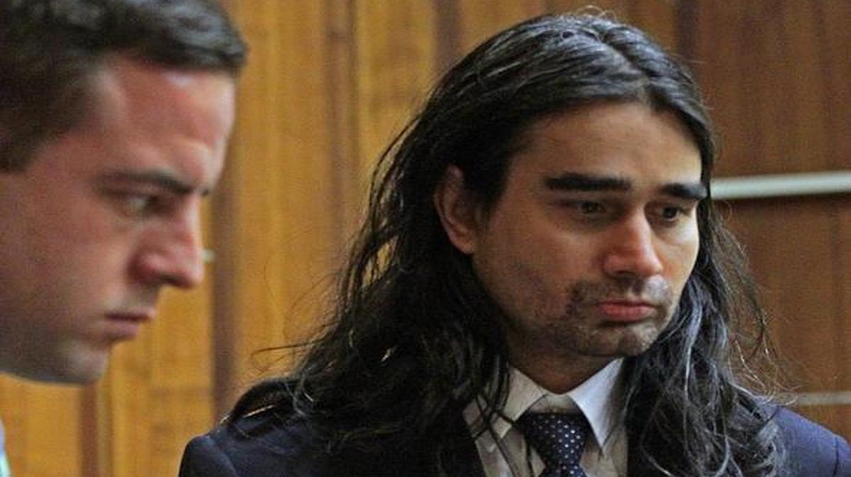 Derek Medina, vestido de traje, se presenta en el tribunal para el comienzo de su juicio por asesinato. Medina mató a su esposa a tiros y publicó en Facebook una imagen de su cadáver ensangrentado. Medina se presentó el lunes en un tribunal penal para una audiencia preliminar de su juicio en Miami.