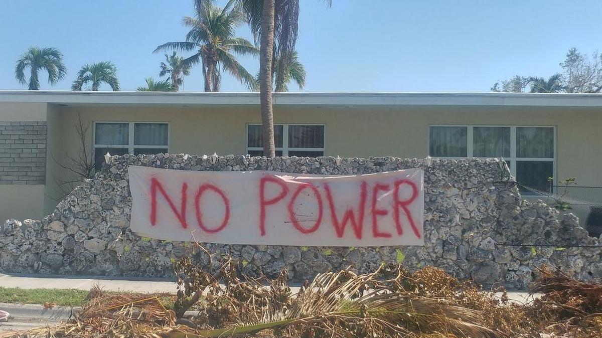 Un vecino de Cayo Hueso pide ayuda tras el paso del huracán Irma, que afectó los Cayos de la Florida el 10 de septiembre.
