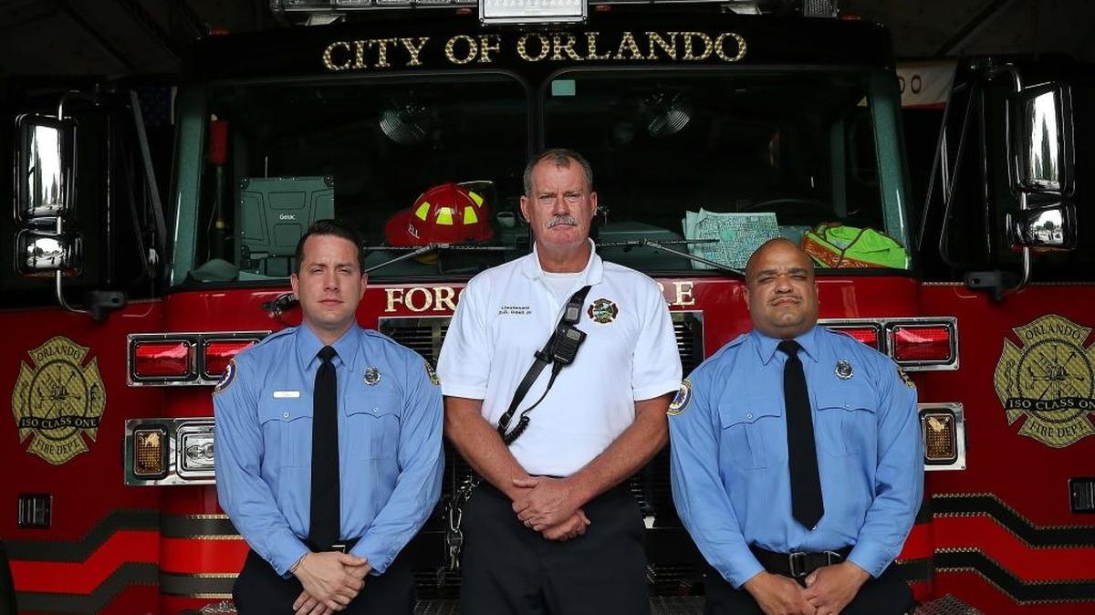 Los primeros en responder a la emergencia en Pulse: Joshua Granada (izq.), el teniente Davis Odell Jr. y Carlos Taváres en la estación de Bomberos 5, en Orlando.