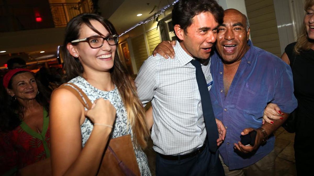 Ken Russell (cent.), quien obtuvo el 41 por ciento de los votos, se enfrentará otra vez en dos semanas a Teresa Sarnoff, quien logró el 23 por ciento, de acuerdo con cifras preliminares del Departamento de Elecciones del Condado Miami-Dade.