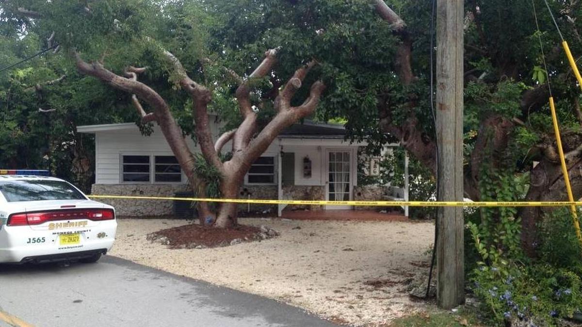 Policías investigan la muerte de Jade Dixon en su vivienda en Atlantic Circle Drive.