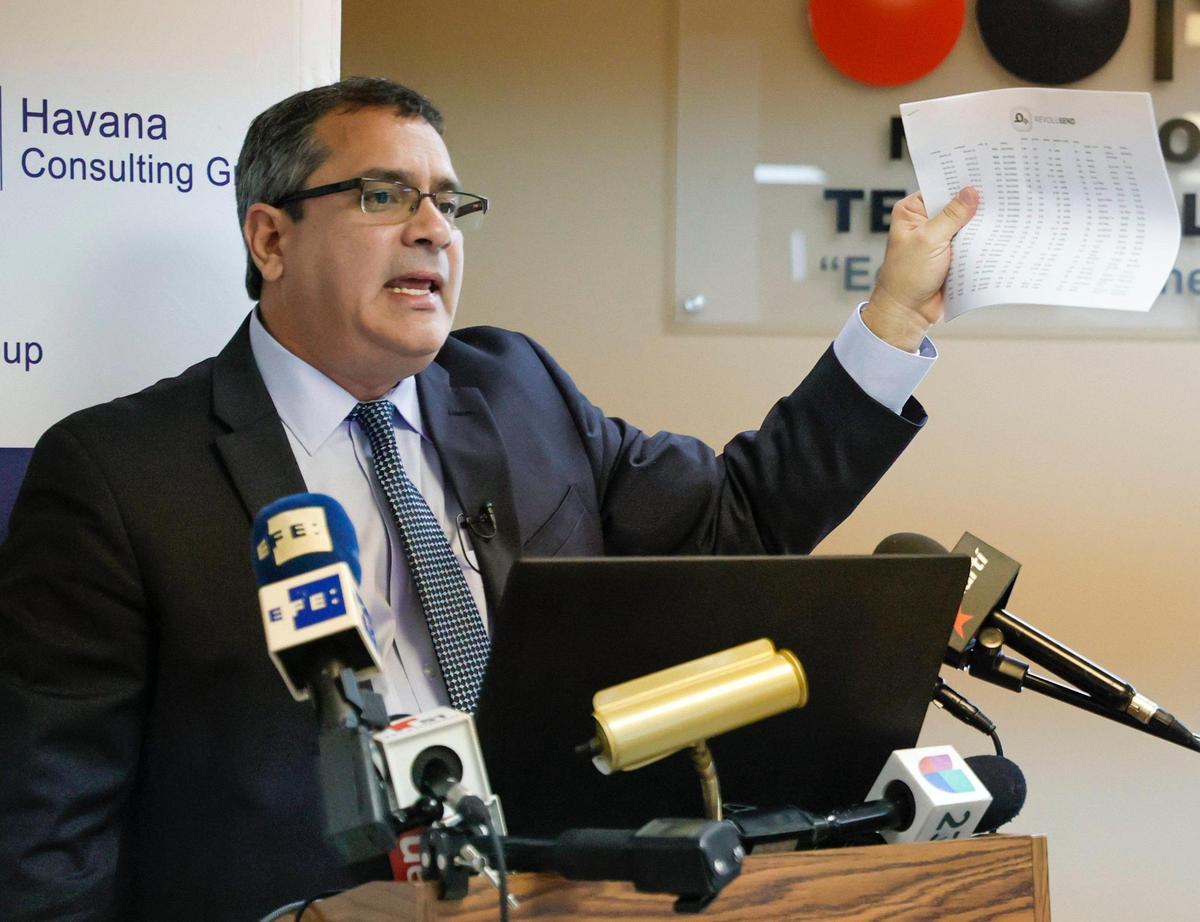 Emilio Morales, vice presidente de RevoluGROUP USA, habla sobre RevoluPAY, una aplicación para los teléfonos que permite a los cubanoamericanos enviar remesas a sus familiares en Cuba, durante una conferencia en la Universidad Humboldt de Miami el martes 8 de marzo de 2022.
