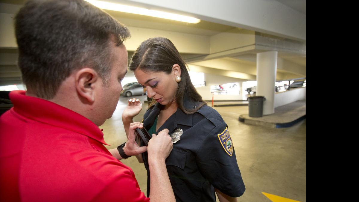 
William Collado, oficial a cargo del entrenamiento de cámaras corporales para la policía de Miami Beach, pone a prueba una cámara con Jenise Fernández, reportera del canal 10 de la televisión local (WPLG), quien se vistió de policía para la ocasión. 


