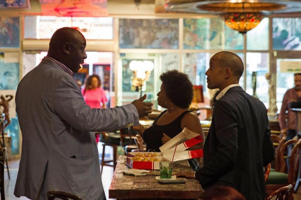 Yoel Molina y Juan Bruno conversan durante la primera reunión del grupo Afro-Latino Professionals.