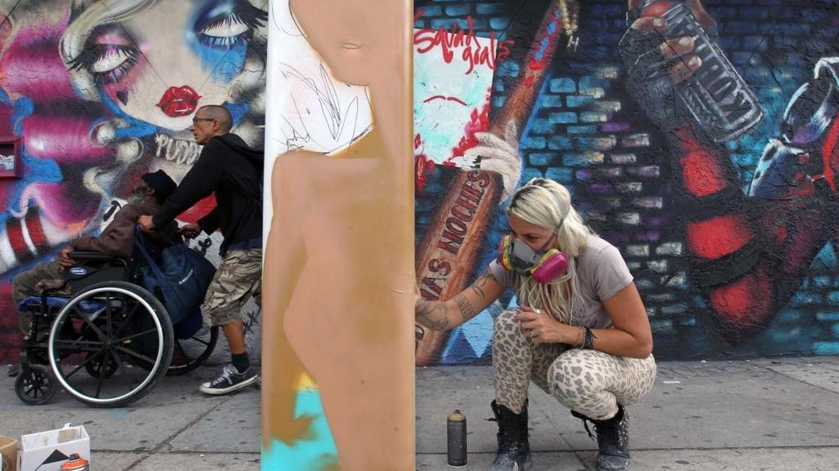 La artista plástica Claudia La Bianca durante el evento Park Your Art en Wynwood este sábado donde artistas emergentes y establecidos pintarán en vivo los dispositivos de estacionamiento en Wynwood en la antesala de Art Basel.