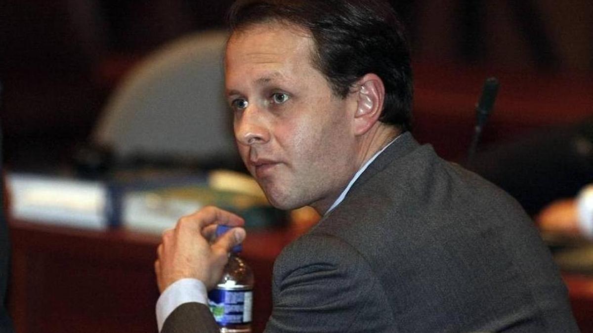 El ex ministro de Agricultura de Colombia, Andrés Felipe Arias Leiva, espera en un tribunal de Bogotá que inicie una audiencia sobre cargos de corrupción en su contra. Foto de archivo.