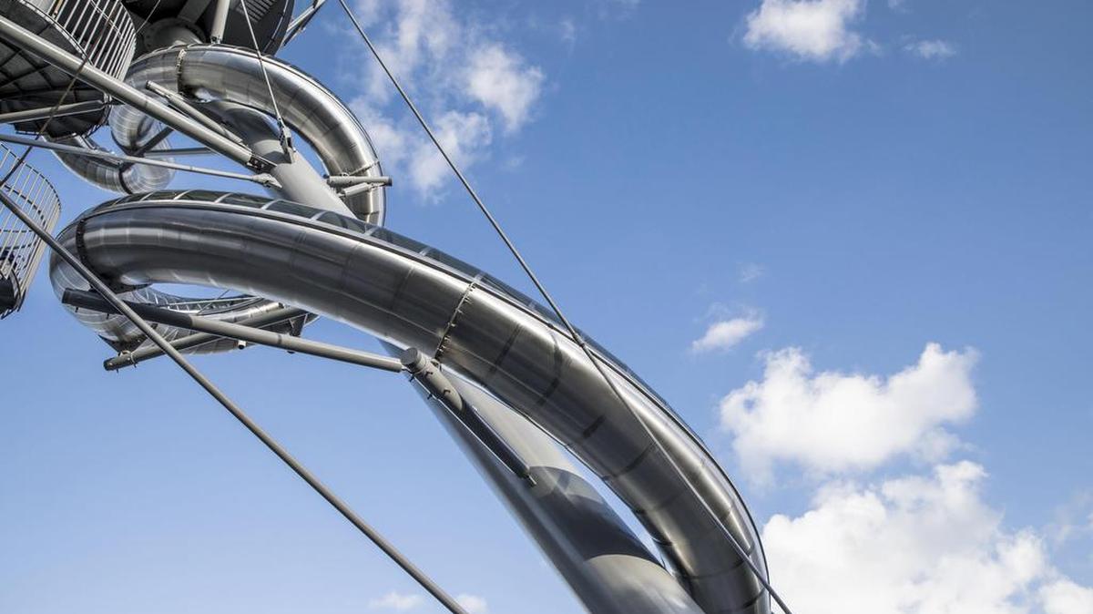Fotografía cedida donde se aprecia el Aventura Slide Tower creado por el artista belga Carsten Höller, radicado en Suecia y conocido por sus obras de gran formato en espacios públicos, que fue inaugurado el 15 de diciembre en un centro comercial de Aventura, ciudad del condado de Miami-Dade.