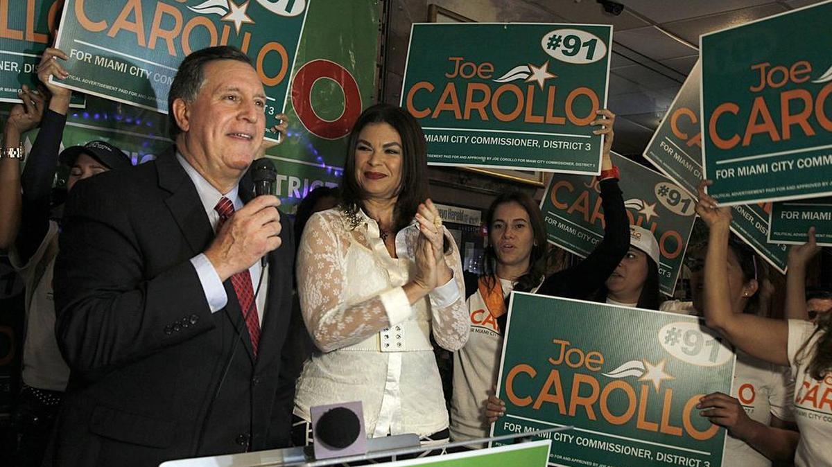 Joe Carollo durante su discurso de victoria tras ser elegido comisionado del Distrito 3 de Miami, en el restaurante El Pub de La Pequeña Habana, este martes.