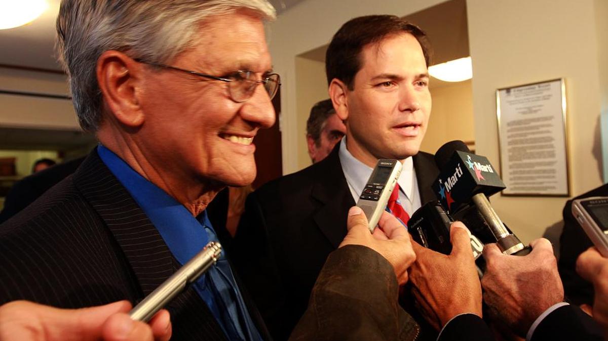 El ex prisionero político cubano Armando Valladares (izq) y el senador cubanoamericano Marco Rubio, republicano de la Florida, hablan con reporteros durante la presentación de una nueva edición del libro de Valladares, Contra Toda Esperanza.
