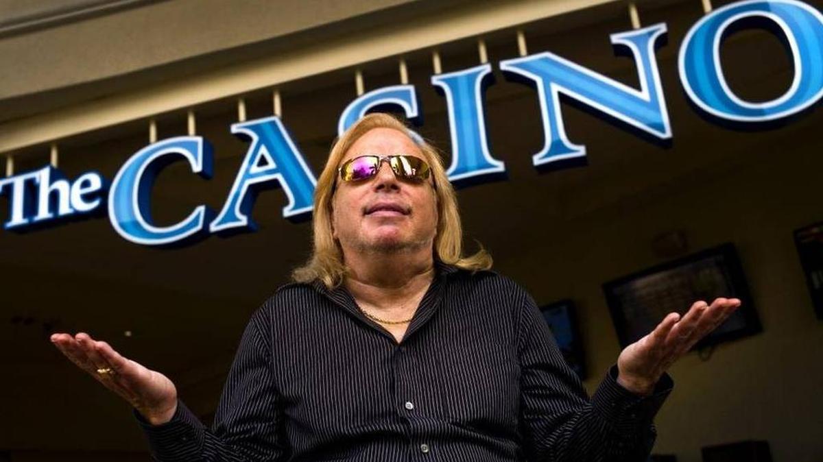 Jan Flato, jugaba en una máquina tragamonedas Double Top Dollar en el Seminole Hard Rock Hotel & Casino, pero la mujer que tenía al lado apretó el botón de la máquina y se llevó el premio de $100,000.