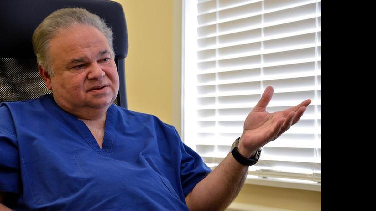 
El doctor Salomón Melgen es entrevistado en su oficina en Port St. Lucie, Florida, el 21 de marzo de 2013. Esta acusado de darle “regalos” al senador Bob Menéndez para recibir favores.
