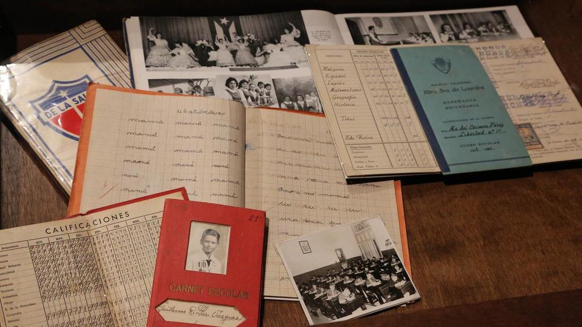 Algunos de los detalles de pupitres de una escuela en Cuba que son parte de la exposición “Operación Pedro Pan” del HistoryMiami Museum.