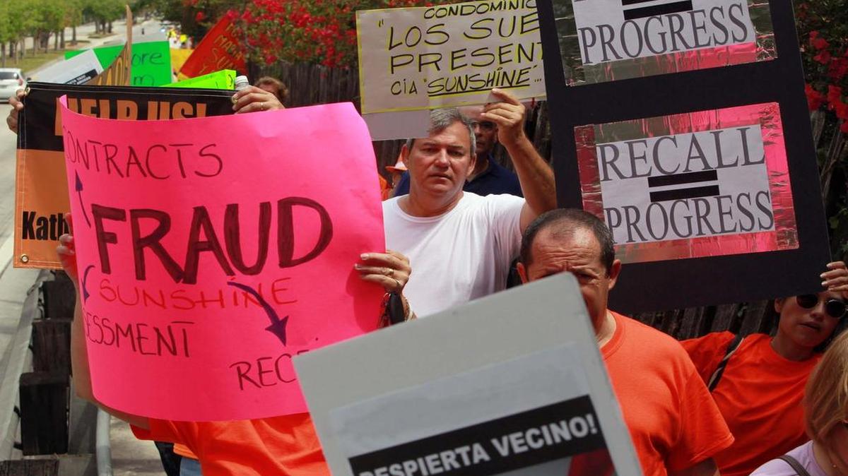 Cientos de propietarios de condominios del Condado Miami-Dade durante una marcha de protesta el 16 de abril del 2016, en la ciudad de Doral, tras la publicación de la serie periodística Condos de Pesadilla.
