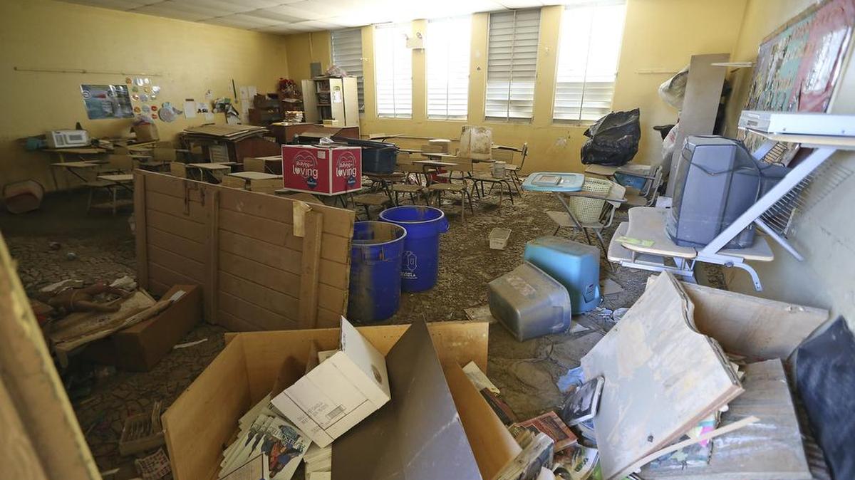Vista de un salón de clases destruido por los poderosos vientos del huracán María en Toa Baja, Puerto Rico, en septiembre.