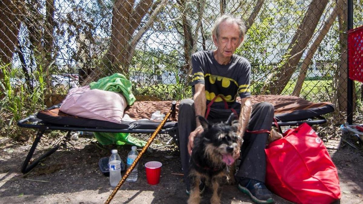 Roberto Torres, de 84 años, lleva tres noches durmiendo en la calle sobre una colchoneta junto a su mascota Napoleón. La administración de las torres Civic Towers, en Allapattah, Miami, no ha dejado reingresar a sus inquilinos por las precarias condiciones de la edificación.