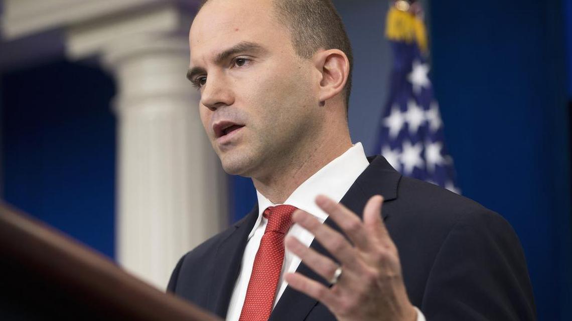 El ex asesor adjunto de seguridad nacional del presidente Obama Ben Rhodes habla en la Casa Blanca en foto de archivo.