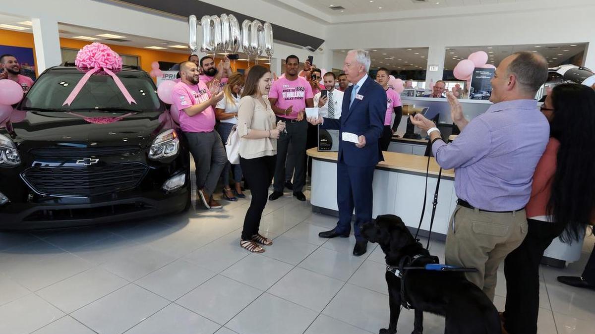 Jessica Tamayo recibe gratis un Chevrolet Equinox del 2017 de manos de Jim Bender, ejecutivo de AutoNation.