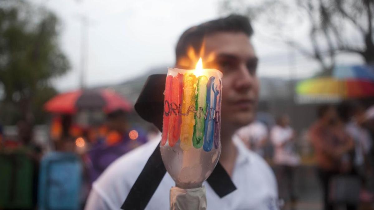 Activistas participan en una manifestación de solidaridad con las víctimas del tiroteo en la discoteca Pulse el jueves 16 de junio de 2016, frente a la sede de la embajada de Estados Unidos en Tegucigalpa (Honduras).