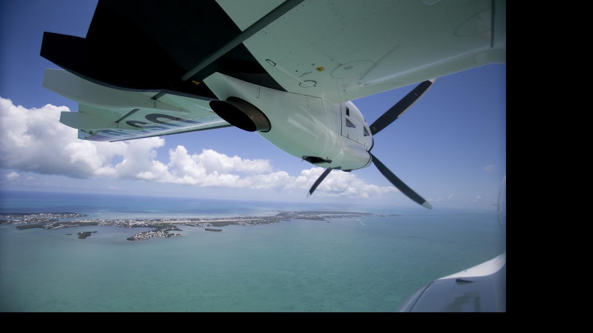 
Un HC-144A Ocean Sentry de la Guardia Costera de EEUU vuela sobre los Cayos de la Florida. Archivo
