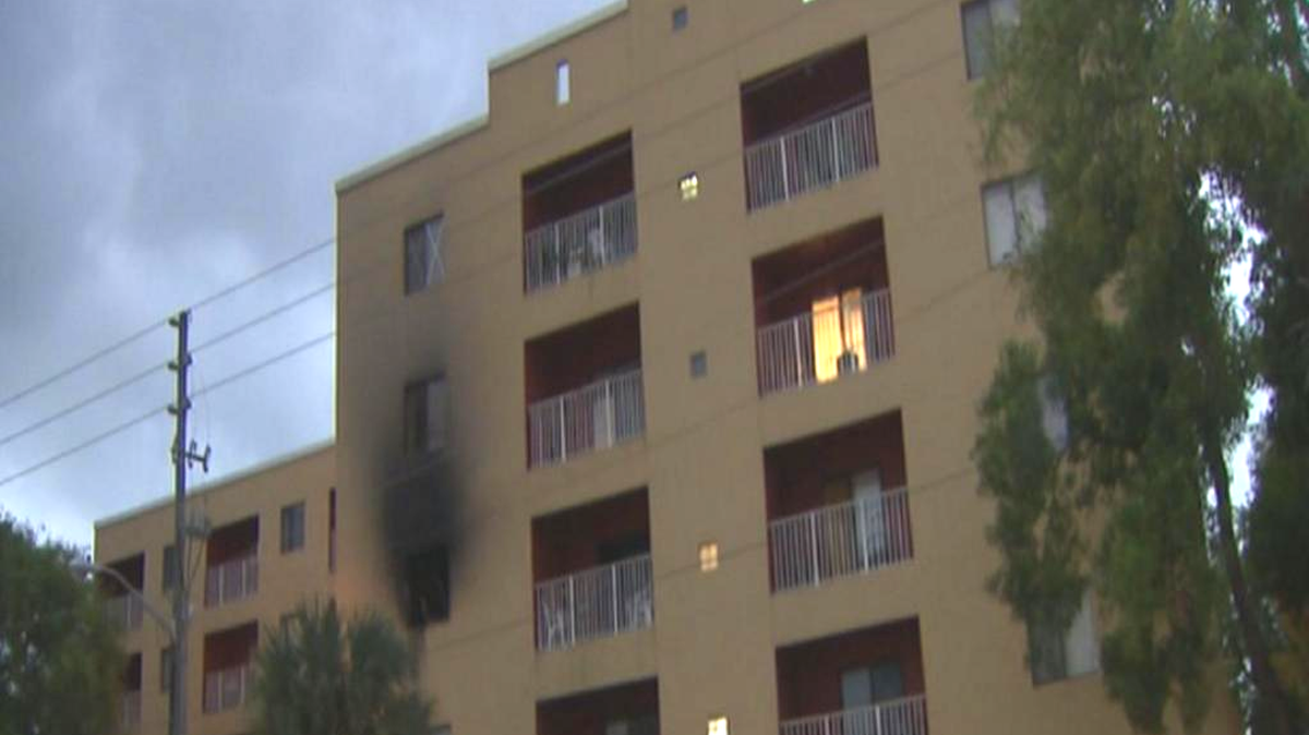 El incendio ocurrió alrededor de las 4:25 a.m. dentro de uno de los apartamentos del tercer piso de este complejo, ubicado al 2046 West Flagler St. en La Pequeña Habana.