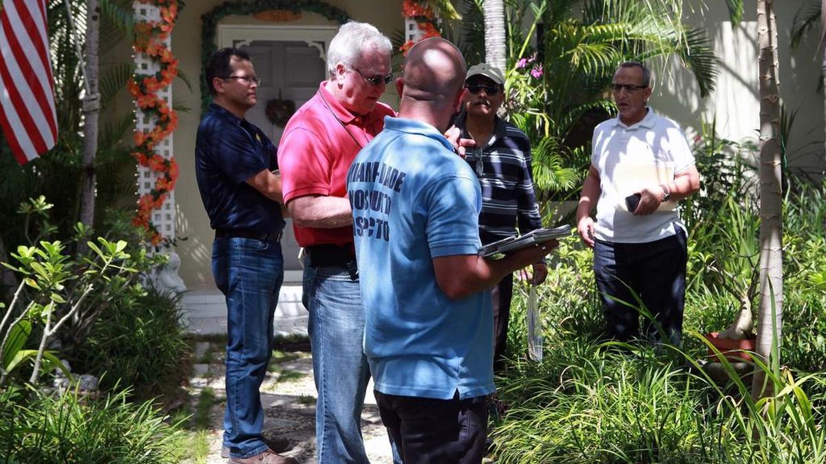 Un grupo de inspectores del Condado de Miami-Dade y del Departamento de Salud inspeccionan una vivienda en la ciudad de Miami Beach el sabado, 1 de octubre del 2016.