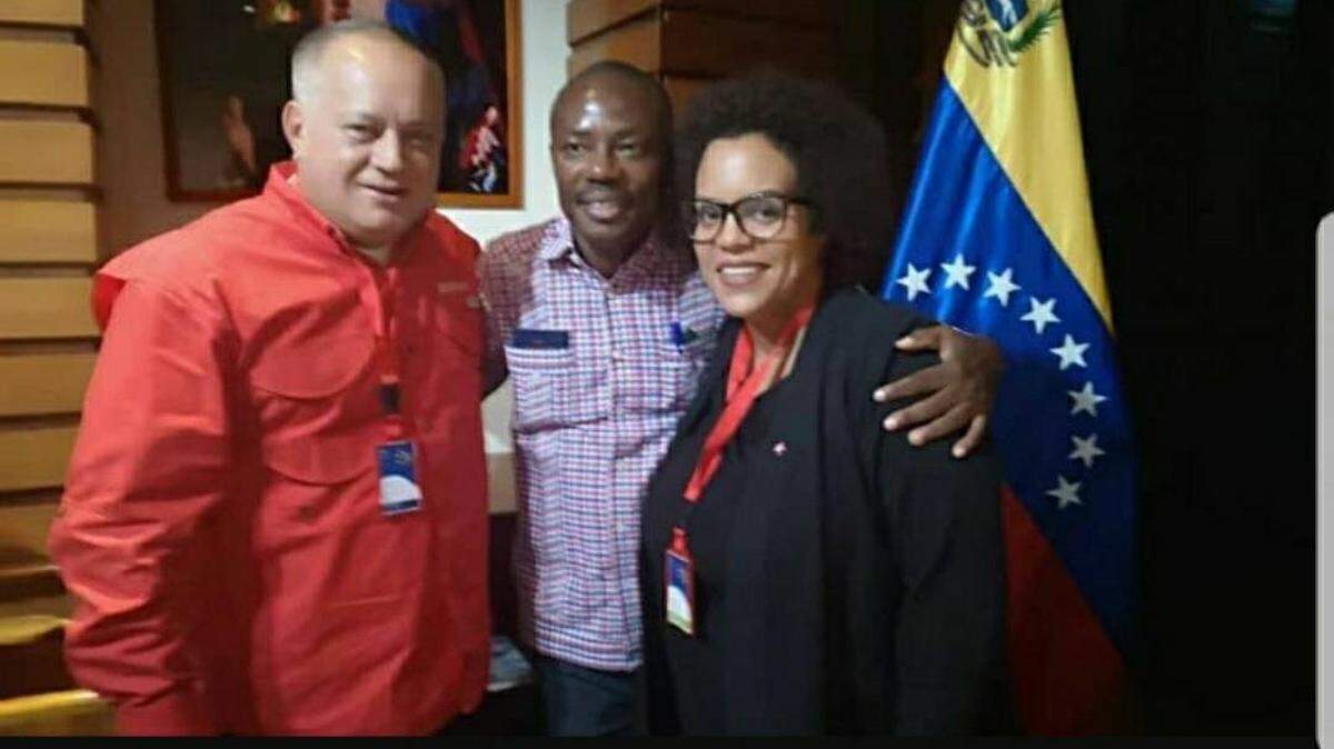 El ex senador haitiano Moïse Jean-Charles (centro) posa con Diosdado Cabello (izquierda), el número dos del gobierno venezolano de Nicolás Maduro y presunto jefe de un cártel de la droga, durante una visita a Caracas. Junto a ellos, la ex ministra venezolana Carolys Helena Pérez González.