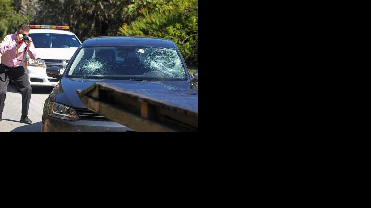 El parabrisas del Volkswagen Jetta de color gris del 2014 sufrió dos grandes abolladuras, lo que indica que los ciclistas fueron impactados lo suficiente para ser lanzados al aire. Walter Michot-Miami Herald