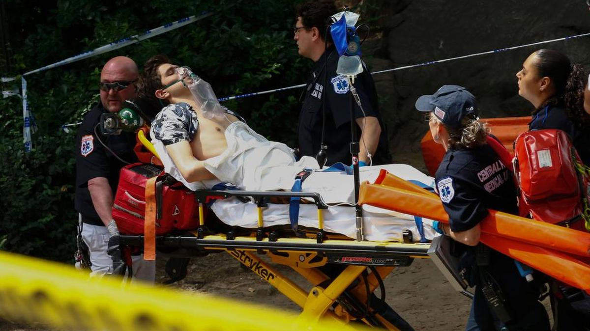 Connor Golden, de 18 años, es trasladado al hospital.