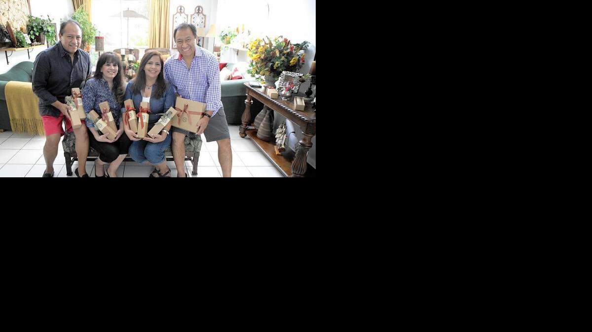 
Los propietarios de Pisac, desde la izquierda, Julio, Beatriz, Mariela y Javier muestran los empaques de sus productos con orgullo.
