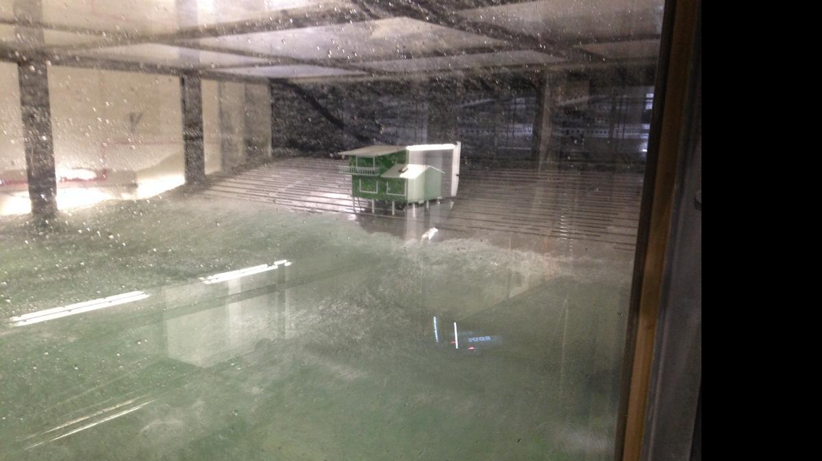 
Una casa en miniatura al final del simulador, sirve para estudiar el efecto de las tormentas en los edificios. 

